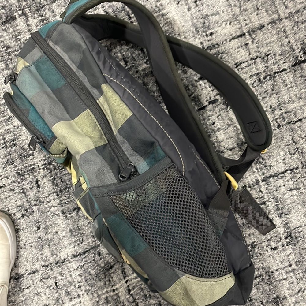 Dakine Backpack - Picture 2 of 7